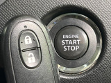【キーレススタートシステム】カバンやポケットに入れたままでもドアの施錠・解錠が可能なスマートキーを装備。エンジンのオン・オフ時もカギを取り出す必要が無いからとっても便利です♪