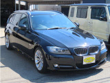 70台限定特別仕様車【エクセレンスエディション】!エクステリアはクローム仕上げキドニーグリル、ウィンドウフレーム、Editionロゴ入りスカッフプレート、17インチアルミホイール、ルーフレールを標準装備!
