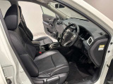 運転席にはシートリフター機能が付いているので自然な運転姿勢がとれ、快適に運転が出来ます!