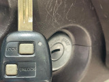 【キーレス】少し離れた場所からでもボタン一つでドアの開錠・施錠ができるのでとっても便利!ドアの鍵穴周りに傷をつけることもありません♪
