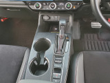 運転席より操作性の良いシフトレバーと、オートエアコンのスイッチ等の画像です。