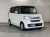 狭い駐車場でも、スライドドアならチャイルドシートへのお子さまの乗降や荷物の積載もスムーズ。とても便利な【助手席側。電動スライドドア】ドアハンドを少し引くだけでリアドアが自動開閉します。