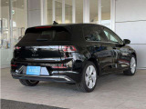 サイド部の強めのプレスラインとシルバーのウインドウモールが、ドイツ車らしい安定感のあるデザインを演出しています。