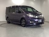 狭い駐車場でも、スライドドアならチャイルドシートへのお子さまの乗降や荷物の積載もスムーズ。とても便利な【両側電動スライドドア】ドアハンドを少し引くだけでリアドアが自動開閉します。