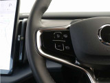スポーク部には、さまざまな装備や機能を操作できるスイッチをスタイリッシュにレイアウト。一部の機能については、お好みに合わせてスイッチの割り当てをカスタマイズすることも可能です。