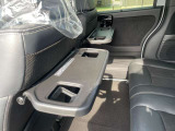 【シートバックテーブル】席背面には格納式のテーブルを装備。ちょっとした荷物が掛けられて便利なコンビニフック付です!