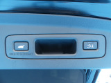 ハンズフリーアクセスパワーテールゲート。スマートキーを携帯していれば、車の下に足をかざせばテールゲートを開けることが可能。予約クローズボタンを押して車から離れるだけで閉めることも可能です。