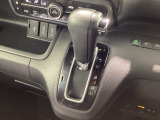 インパネシフトを採用しているので、前席の足元も広々としています。運転席と助手席の行き来もスムーズです!