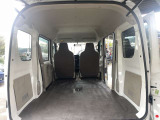 後部席を倒せば大きな荷物も、車中泊のキャンパーとしてもカスタムベース車にどうぞ