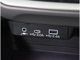AUX端子、USBtypeA,USBtypeC端子、シガーライター電源が付いています。