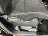 シートハイトアジャスターが付いているので運転姿勢を調整するのに便利ですね。身長に合ったシートポジションは安全運転や疲労軽減にもつながります。