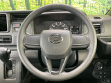 インテリアに合わせたデザインのステアリングは、運転される方のことも考え、運転しやすい形状、大きさです。是非一度、実際に触ってお確かめください。