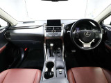 上質で落ち着いた印象のインパネ。視界も広々で運転しやすいです。