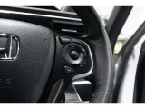 Hondaセンシングの機能のひとつ、アダプティブクルーズコントロール付!アクセルから足を離しても設定したスピードと前車との車間を保ち走行してくれます!車線維持もアシスト☆高速道路で疲労軽減ですね☆