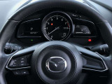 【ステアリングスイッチ】ステアリングスイッチは運転姿勢や視線を崩さずに操作が可能です。左側にはオーディオ類があります。