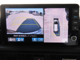 マルチビューカメラ搭載。車両前後左右に装備した4個のカメラで上空から見下ろしたように路面を映し出す「グラウンドビュー」などの高精細な映像をボタン操作で状況に応じナビ画面に表示します。