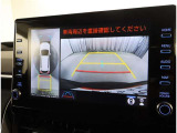 パノラミックビューモニター付きです。車両を上から見たような映像をディスプレイオーディオ画面に表示。運転席からの目視だけでは見にくい、車両周辺の状況をリアルタイムでしっかり確認できます。