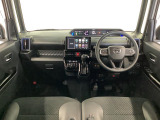 【インパネ】運転のしやすさを最優先に設計された見晴らしの良いフロントビュー。車両間隔が掴みやすく狭い道でも安心♪「安全」と「品質」を最優先に、安心してお乗りいただけるクルマを提供いたします。