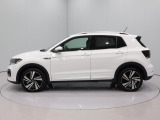 T-Cross TSI R-ライン。R-ライン専用デザインのアルミホイールと引き締まったサイドシルがスポーティさを高めています。