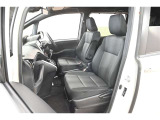 中古車をキレイで気持ちよくお乗りいただけるよう、エンジンルームからシートを外した洗浄まで、目に見えない部分も徹底的に洗浄しています!