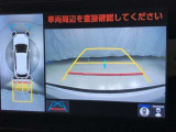 車の全周囲の画像が表示されます。運転席から見づらい個所なども、上空から見たような映像で確認できます。映像のきりかえも出来、後方確認だけでなく大変便利な機能です。