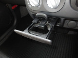 運転席と助手席の間にはドリンクホルダーがあります。取りやすい位置にありますからドライブも楽しくなりますね!
