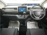 運転にかかわる様々な操作を安全に行えるように視点移動が少なく、操作性に配慮されたスイッチ類が凝縮されたコクピットです。