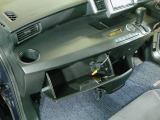 おやつタイムに活躍するシートバックテーブル付きです。