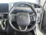 ステアリングから手を離さず、運転に集中したままオーディオ等の操作ができます。