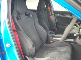 フィット感のあるシート。しっかりと支えてくれるので、長時間の運転を快適にサポートしてくれます。