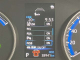 視認性に優れたメーターを採用しており、走行中でも車速や情報が分かりやすく表示されます。運転時の視線移動をむりのない範囲に抑え、快適で安心感のあるドライブをサポートします。