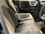 アームレストは、運転中の腕をしっかりと支えることで、疲労を大きく軽減してくれます。