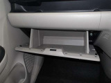車検証などの収納に便利なグローブボックスです。