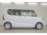 リアには左右スライドドアを採用。狭い駐車場でも開閉しやすく、強風の日でもドアが煽られにくくなっております。小さなお子さまやご年配の方も安心して乗り降りできます。