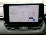 DCM(専用通信機)を装備したコネクティッドナビです。なお無償でのご利用期間は限定(令和10年2月まで)されています。詳しくは営業スタッフにお問い合わせください。