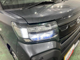 白く明るい光で夜間走行をサポートするLEDヘッドランプを搭載してます