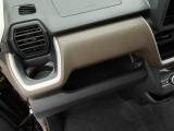 カップホルダーは運転席や助手席からちょうど手の届く位置です!!