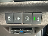 【HondaSENSING】を搭載しております。安全・快適な運転をサポートするためにHondaが独自に開発した6つの機能は事故を予防してドライバーや同乗者、そして歩行者の命を守るために役立つ機能です。