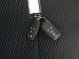 電子キーをポケットやカバンに入れているだけで、ドアの開錠・施錠が行えます。荷物を抱えていてもラクラク開閉です。エンジン始動も行えます。