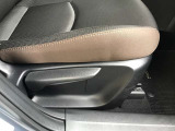 運転席シートリフター!ご自分の好きなシートポジションが取れるので運転が楽しくなりますし疲れにくいです。