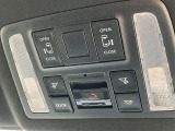 狭い駐車場での乗り降りもラクにできる両側パワースライドドア★