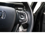 Hondaセンシングの機能のひとつ、アダプティブクルーズコントロール付!アクセルから足を離しても設定したスピードと前車との車間を保ち走行してくれます!車線維持もアシスト☆高速道路で疲労軽減ですね☆