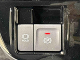 指先だけで簡単に操作が可能な電動パーキングブレーキを採用。「HOLD」スイッチを押すと、渋滞や信号待ちなどでブレーキペダルから足を離しても、ブレーキを保持するので安心です