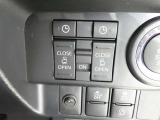 電動スライドドアのスイッチで車内からもスライドドアの開閉ができます。イージークローザー機能で半ドアになることも防止してくれます。