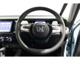 運転中もハンドルでの操作が可能です。特に高速道路等の目が離せない運転時には、便利さだけでなく、安全性も兼ね備えております。