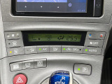 【オートエアコン】一度お好みの温度に設定すれば、車内の温度を検知し風量や温度を自動で調整。暑い&hellip;寒い&hellip;と何度もスイッチ操作をする必要はありません。快適な車内空間には必須の機能ですね♪