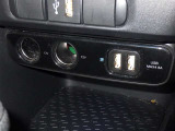 充電用USB端子付き。スマートフォンなどの充電に便利です。