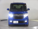 ハロゲンより明るく、より遠くまでさらなる安心感のあるLEDヘッドライトを採用。照射軸の上下方向を自動調整するオートレベリング機構、点灯忘れも防止できるオートライトコントロール機構付きです。