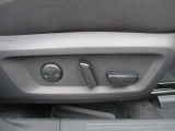 運転席はパワ-シ-ト