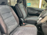 簡単な操作で座面とステアリングの高さを調整。小柄な女性でも運転しやすい、見晴らしのいい運転席(^^♪